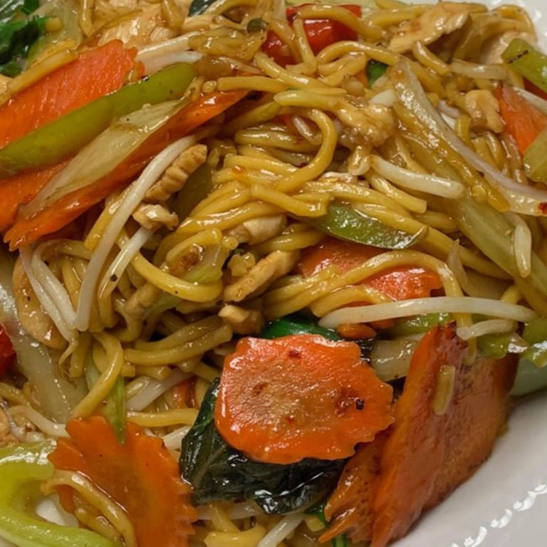 Delicious Chow Mein: A Thai Noodle Favorite